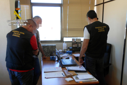 La Guàrdia Civil ha entrat i registrat la seu de l'organització delinqüencial, situada a Madrid.