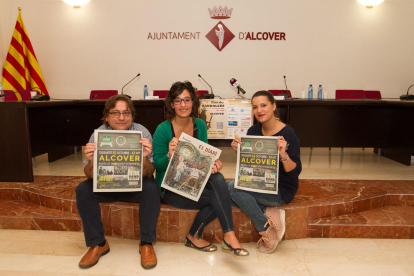 Els regidors Martí Yebras, Carla Miret i Fabiola Martínez presentant la Fira, ahir a Alcover.