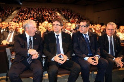 El president de la Generalitat, Carles Puigdemont, amb el conseller Jordi Jané; el president de la Diputació, Josep Poblet, i l'alcalde de Salou, Pere Granados, en l'inici de la 27a Nit del Turisme.