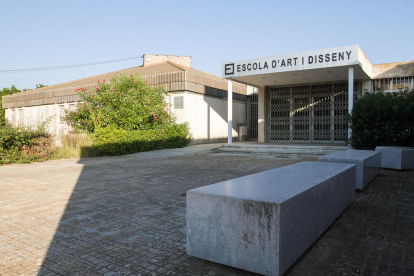 La fachada del edificio que acogió hasta febrero del 2015 la Escuela de Arte de la Diputación en Reus.