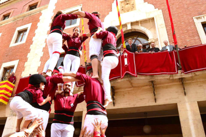 Los Castellers de Tortosa levantando un castillo en la Diada de la Cinta con las autoridades mirando desde el balcón del Ayuntamiento. Imagen del 4 de septiembre de 2016 (horizontal)