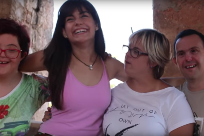 Un fotograma del videoclip de Mariona Escoda con Oriol Bertol, Mariona Oller y Mireia Pons.