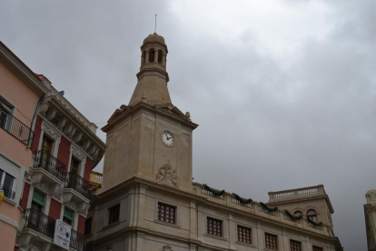 La fachada del Ayuntamiento con el reloj reparado.