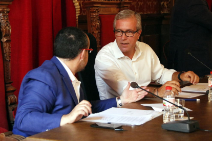 Plan|Plano medio del alcalde de Tarragona, Josep Fèlix Ballesteros, habla con Alejandro Fernández, de espaldas, durante el pleno del 30 de septiembre de 2016