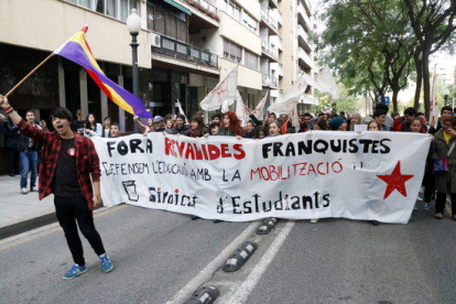 Imatge de la manifestació d'estudiants a Tarragona contra les revàlides, amb una pancarta.