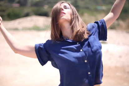 La videodansa està dirigida per la vallenca Marta Arjona.
