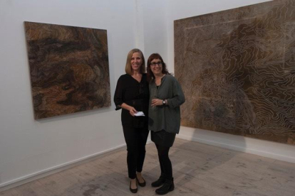 Núria Rion (a la derecha) y Cecília Lobel (a la izquierda), directora de la galería L&B Contemporary Art, ante las obras Estratos IV y Estratos I.