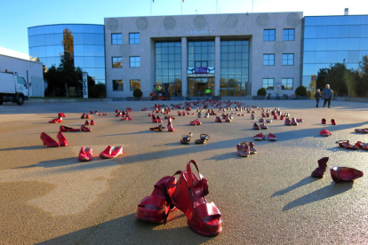 Los zapatos en la plaza del consistorio.