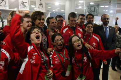 La ministra de Sanidad e Igualdad, Dolors Montserrat, rodeada de participantes del Special Olympics Reus de Cataluña.