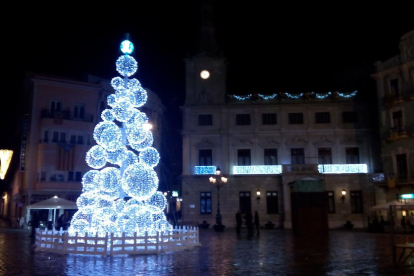 El árbol navideño luminoso que ocupa el centro de la plaza del Mercadal.