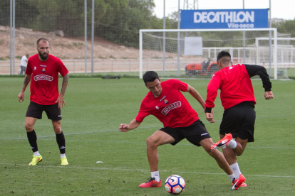 El capità Ramon Folch disputa una pilota amb Jorge Díaz, en un dels entrenaments, sota la mirada atenta del lateral Ángel Martínez.