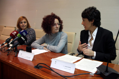 Rosa Cardona, coordinadora de la fundación privada Gentis en Tarragona, Carme Navarro, concejala de Bienestar Social de Alcanar, e Íngrid Borràs, directora del área de negocio de la zona de Amposta de CaixaBank.