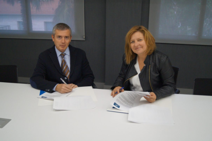 La Directora General de la Asociación, Teresa Pallarès, y el director comercial de la compañía, Antoni Aragonès, en el acto de firma del acuerdo de colaboración.