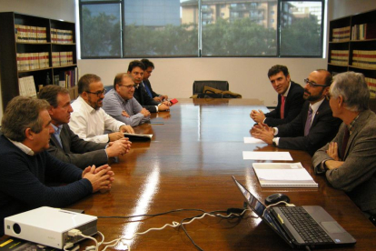 El subdelegat del Govern a Barcelona i en funcions a Tarragona, Emilio Ablanedo, i el Cap de la Demarcació de Carreteres a Catalunya del Ministeri de Foment, Juan Barios, en la reunió mantinguda amb els representants dels municipis afectats.