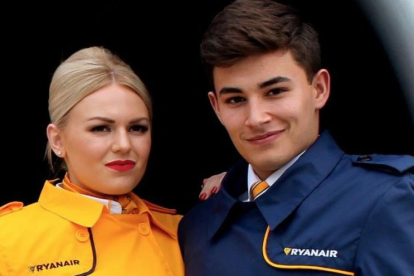 Imagen de dos miembros de tripulación de cabina de Ryanair.
