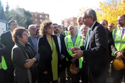La consellera Dolors Bassa i la ministra de Sanitat Dolors Montserrat conversant amb l'alcalde de Tarragona, Josep F. Ballesteros.