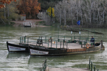 Imatge d'arxiu, de l'any 2003, del pas de barca a Miravet.