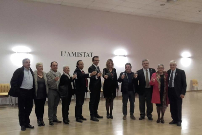 Els responsables de la candidatura de Montblanc celebrant la seva designació com a Capital de la Sardana 2018.