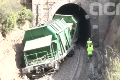 Imagen del descarrilamiento del tren de mercancías, ayer jueves, entre Els Guiamets y Marçà.