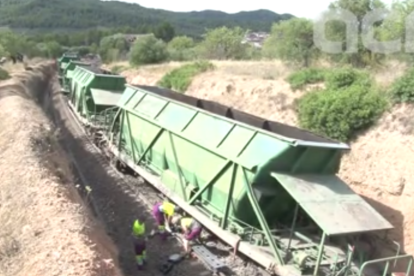 Imagen del descarrilamiento del tren de mercancías, ayer jueves, entre Els Guiamets y Marçà.