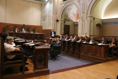 Pla obert del plenari de la Diputació de Tarragona, amb Josep Fèlix Ballesteros explicant la moció, dret. Imatge del 6 d'octubre de 2017