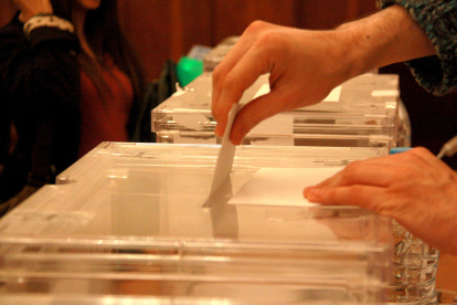 Un elector dipositant el seu vot a l'urna