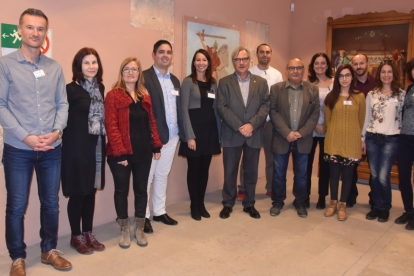 El grup de docents amb l'alcalde de Torredembarra, Eduard Rovira, i el regidor d'Educació, Jordi Solé.