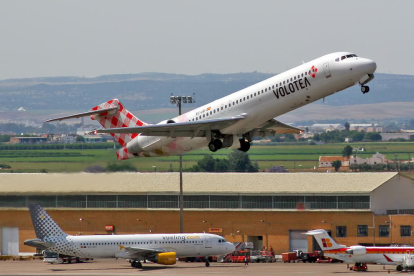 Un avión de la empresa Volotea elevándose.