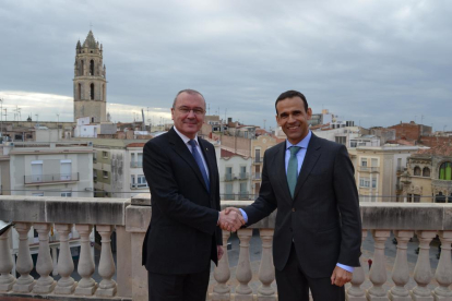 El alcalde de Reus, Carles Pellicer, y el director territorial de CaixaBank en Cataluña, Jaume Masana, han firmado el acuerdo de colaboración.