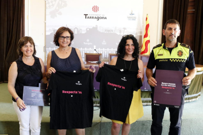 Pla general de la presentació de la campanya 'Respecta'm' durant les festes del 2017 a l'Ajuntament de Tarragona, amb la regidora Ana Santos mostrant una samarreta amb el lema. Imatge del 17 d'agost del 2017