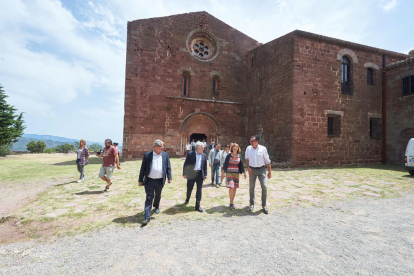 El delegat territorial de cultura, el president de la Diputació, la consellera i l'alcalde de Riudecanyes durant la visita al castell.