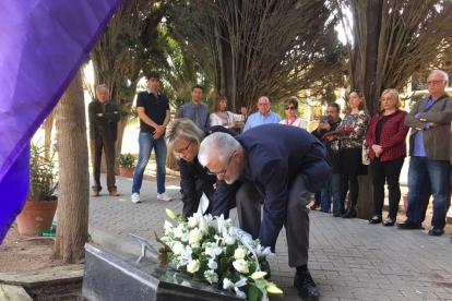 Martí Carnicer y Eva M. Serramià pusieron una corona de flores en honor a los homenajeados.