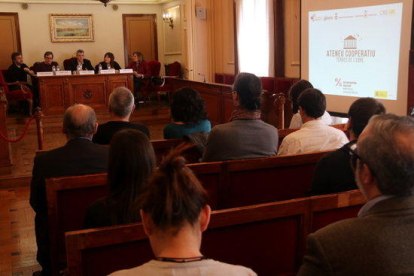 Presentació de l'Ateneu Cooperatiu de les Terres de l'Ebre a la sala de plens de l'Ajuntament d'Amposta.