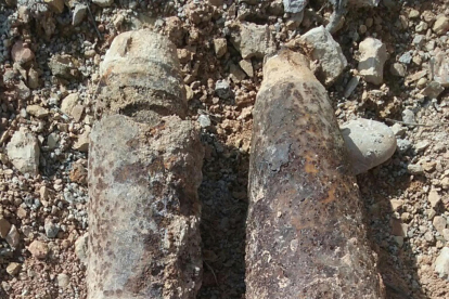 Imatge dels dos projectils d'artilleria de la Guerra Civil espanyola trobats prop del castell d'Ascó