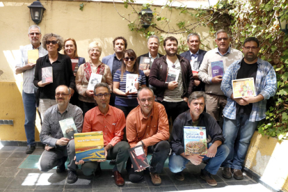 Fotografía de familia de los autores tarraconenses y ebrenses que presentan novedades para|por Sant Jordi con el grupo de Cossetània Ediciones.