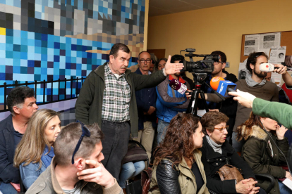 Andreu Ximenis, de Farts de Soroll, durant la roda de premsa dels veïns celebrada dimarts.