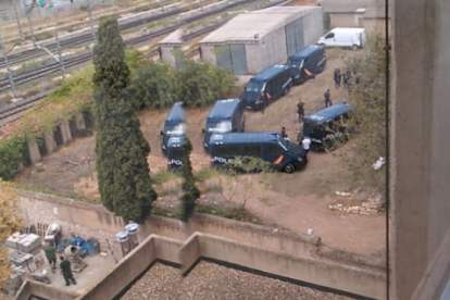 Los vehículos policiales estacionados en el patio del antiguo cuartel de la Guardia Civil.