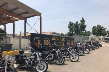 Imatge del pavelló amb les motos de la XXVII Trobada Internacional Harley Davidson Club Catalunya.