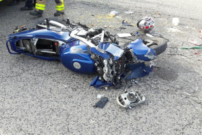 Imatge de la moto accidentada a la cruïlla amb la carretera de Ferran.