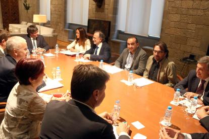 Reunió del president de la Generalitat, Carles Puigdemont, amb els membres de la comissió de mediació