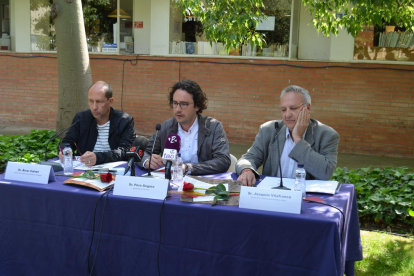 El regidor de cultura Pere Segura flanquejat per Àlvar Calvet i Joaquim Vilafranca, de les Escoles d'Art i Disseny de Reus i Tarragona.