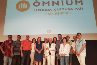 La nueva junta de omnium Cultural Baix Penedès con el presidente de la entidad.