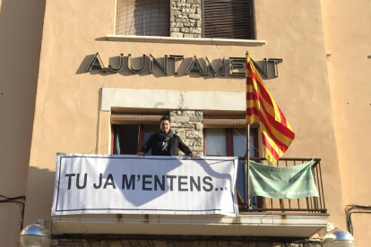 L'alcalde, Eduard Piera, al balcó de l'Ajuntament amb la nova pancarta.