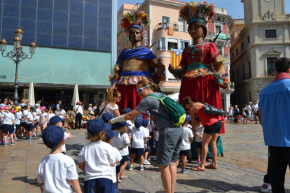 Imagen del baile de los Gigantes y la Mulassa en el Mercado.