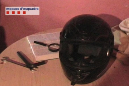 Imagen del casco que el ladrón utilizaba para esconder su rostro en los atracos.