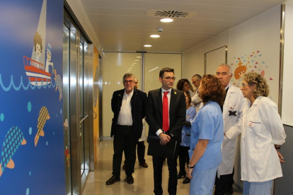 El director del Servicio Catalán de la Salud, David Elvira, visitando las instalaciones de la nueva UCI pediátrica.