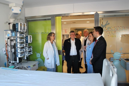 El director del Servei Català de la Salut, David Elvira, visitant les instal·lacions de la nova UCI pediàtrica.