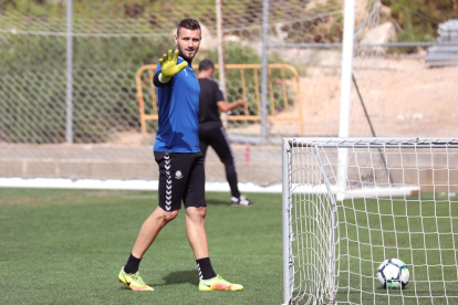 Stole Dimitrievski, durante un entrenamiento con el Nàstic la semana pasada en el anexo del Nuevo Estadio.