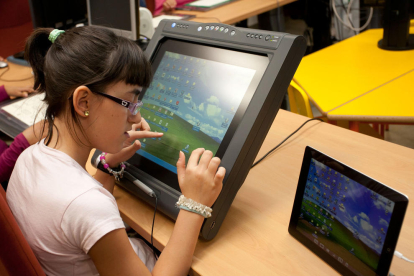 Una alumna amb discapacitat visual usant una tauleta adaptada.