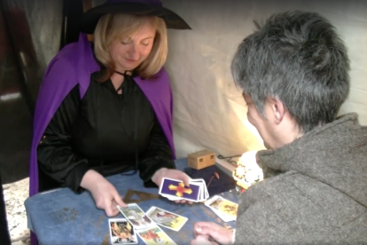 La tarotista Pepi Cervera adivinando el futuro con las cartas en la pasada edición de la feria.